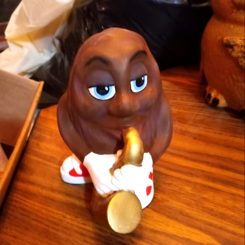 CALIFORNIA RAISIN FIGURINE